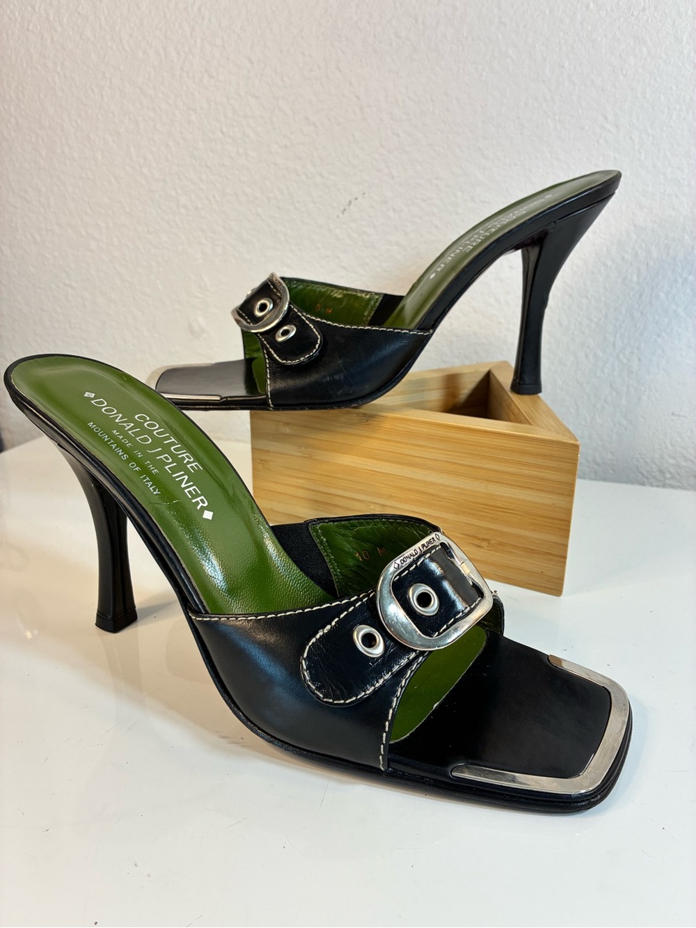 VTG Donald J. Pliner 10M Black Leather Buckle Mule Heels with Green Insole READ